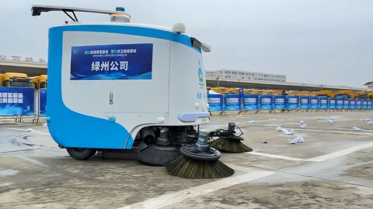 Sebrat nepořádek a vyhnout se překážkám. Číňané uspořádali soutěž robotických zametačů ulic